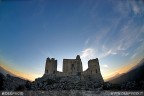 Una particolarissima ripresa di Rocca Calascio al tramonto; sullo sfondo, il Corno Grande del Gran Sasso. Nikon D200 con il meraviglioso 10.5mm f/2.8G ED DX Fisheye-Nikkor.
