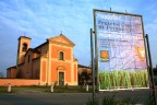 Chiesa e cartellone. Via Emilia (Mo). Chiesa e cartellone. Via Emilia (Mo).