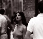 uno sguardo tra la folla