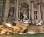 Fontana di Trevi di notte