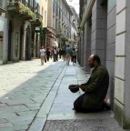 Le ricchezze moltiplicano gli amici,
ma il povero � abbandonato anche dall'amico che ha.
(Salomone)