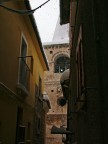 in dialetto abruzzese..vuol dire tra la piccole vie..
le "ruelle" (italianizzato) sono piccole vie, larghe anche 1,50 m..