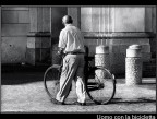 Uomo con la bicicletta Uomo con la bicicletta