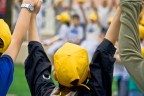 Osservare i bambini � sempre affascinante. Un grande cerchio si stringe intorno a centinaia di essi e pur non vedendo il volto di nessuno di essi riesco a cogliere la loro gioia in quel cerchio che lontano si chiude, legato dalla fila di cappellini gialli. Canon D350 - Sigma 18-200 f:3,5-6,3 - Dati di esposizione: 1/200 sec. a f:6,3