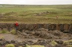 Siamo in presenza di una porzione della dorsale medio - atlantica, in Islanda.
Purtroppo l'immagine non rende appieno il senso di isolamento del luogo.
Il crepaccio � lungo svariati chilometri e raramente si vedono persone "al di l�" del crepaccio.