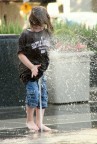 una bambina gioca con una fontana a Seattle, quando all'improvviso...