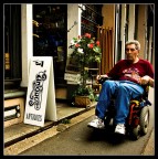 un tipico personaggio su sedia a rotelle elettrica...
a Vancouver e` pieno di persone cosi`. vuoi per malattie, vuoi per obesita`...
di questa persona mi piaceva l'occhio un po` spento... ed il volto un po` consumato da chissa` quali esperienze.

mi spiace aver tagliato il braccio... per non destare attenzione ho scattato senza inquadrare...

commenti e critiche sono benvenuti