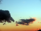 Nuvola con sullo sfondo una scia di un'aereo Nuvola con sullo sfondo una scia di un'aereo