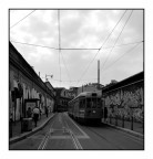 Una strada angusta e un cielo basso Una strada angusta e un cielo basso