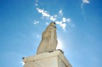 questo monumento si trova nella ciociaria, precisamente a castro dei volsci, e rappresenta la vicenda che si � verificata proprio in questa zona e che ha ispirato anche il film "la ciociara" con la Loren, cio� una mamma che protegge sua figlia dall'uccisione durante la guerra...
