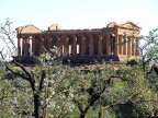Tempio della Concordia di Agrigento, famoso per la Festa del Mandorlo in Fiore e del festival internazionale del folkore, che si svolge ogni anno ad Agrigento dalla prima alla seconda Domenica di Febbraio.