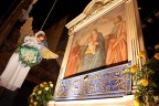 immagine scattata in occasione della Festa Della Madonna degli Ammalati. L'angelo sceso dal cielo dona alla madonna un mazzo di fiori....