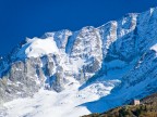 Il gigante incombe sul piccolo rifugio Il gigante incombe sul piccolo rifugio