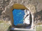 Il foro nel muro � semplicemente un canale di scolo per le acque piovane, il mio scatto � stato quasi istintivo visto che non mi aspettavo che si affacciasse su una spiaggia cos� bella. La foto � la risultante del mio stupore e incredulit� ecco perch� ho lasciato il primo piano sfocato, per fissare quell'attimo in cui mi sono soffermato su quel mare azzurro senza considerare da dove lo stavo osservando.