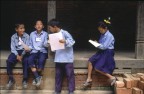 NEPAL BAMBINI USCITO DA UNA SCUOLA STANNO CONFRONTANDO LE PROVE DI ESAME