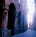 Scattata con Yashica Mat 124 G 
su pellicola Kodak Ektachrome 160 scaduta da 11 anni.

Fatta nel centro di Bologna.