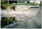 skateboarding - fs feeble stall in una fontana vuota skateboarding - fs feeble stall in una fontana vuota