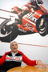 Gabriele del Torchio, neopresidente di Ducati, ritratto durante un'intervista. un suggerimento per chi si diletta con il genere: cercate di non limitarvi a ritrarre solo i visi delle persone ma cercate attraverso la foto di raccontare qualcosa in pi� della semplice faccia di un soggetto, ovvero chi �, che mestiere fa etc. 
un ritratto se ben contestualizzato comunica immediatamente e ci� vale non solo in presenza di 'peersonaggi' ma con chiunque abbiate davanti.