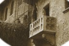 Per questa foto ho solo voluto immaginare lo stesso balcone in una vecchia documentazione.

Aumentato il disturbo, crop, e lavoro di luminosit� e contrasto, oltre che miscelazione canali per ottenere il seppia.

Come al solito suggerimenti, critiche e insulti (se costruttivi) bene accetti