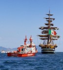 Durante una regata il Vespucci spiega le vele