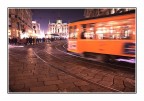 Un tram corre nella notte