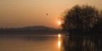 tramonto sul lago di varese