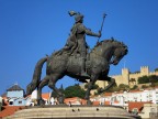 statua equestre in plaza major del quartiere Rio Alto a Lisbona - 
Ago 2006