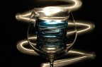 Ciao ragazzi
oggi non avevo niente da fare e ho fatto questa prova a casa mia 
mi ci � voluto:
- cavalletto
- calice da vino
- bicchiere colorato
- una lampadina

ottenuto con funzione bulb della mia D70s
Che ne pensate?