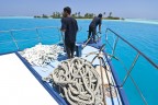 maldive - ancoraggio davanti un isola disabitata
