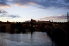 Praga ed i profili del suo castello al tramonto Praga ed i profili del suo castello al tramonto