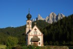 Val di Funes,Chiesetta di Ranui e sullo sfondo le Odle