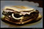 se gli dei andassero in picnic, mangerebbero un panino come questo...

effetto dragan applicato ad un panino, 4 strati:

1. prosciutto cotto con un velo di maionese
2. un sottile strato di burro d'arachidi
3. 4 foglie di insalata con un altro velo di maionese e due anelli di cipolla
4. altro prosciutto cotto....