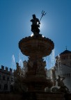 Tentativo di controluce/siluette sulla statua della fontana di Trento.
Scatto fatto anche per testare la nuova ottica controsole. 
L'immagine � stata corretta in postproduzione per la distorsione delle linee cadenti.
Fatemi notare tutti gli errori.
Grazie.