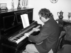 Umberto Baccolo, ospite perfetto, intrattiene i suoi ospiti con la sua straordinaria abilit� di pianista, nota in tutto l'oltrepo'