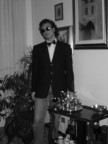 Umberto Baccolo, sublime intenditore di liquori, riflette su quale sia il pi� appropriato da servire ai suoi ospiti
