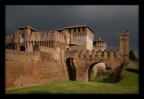 Sabato 12 aprile, mentre facevo una passaggiata lungo le mura e nel fossato del castello di Soncino (CR), il tempo non prometteva nulla di buono ma ad un certo punto le nubi si aprono per cinque minuti, il tempo necessario per creare un ottimo gioco di luci; il vizio di portarmi appresso l'attrezzatura non � stato inutile.