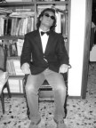 Umberto Baccolo, direttore del Severino e presidente della Umberto Baccolo Enterprises, artista multimediale e re della mondanit� vogherese, in posa nel disordine del suo studio su una antica poltrona un tempo di propriet� vescovile