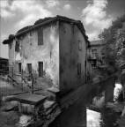 Rovato 2008
Questo edificio, un tempo ingrosso di mangimi e sementi, negli  anni 30 e 40  veniva considerato come attivit� ubicata in campagna. Oggi fa parte del tessuto cittadino  e della campagna non vi � pi� traccia.
Due lavatoi posti al  margine del fosso rafforzano l'immagine della doppia decadenza. Il disfacimento  delle strutture abbandonate e l'abbandono degli stili di vita.