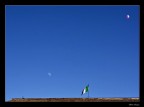 La luna, la bandiera e il palloncino