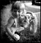 un gesto d'affetto, un gesto d'amicizia...gioco io con te amico!!!! su dai tira la palla!!!!