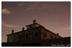 L'idea era quella di ottenere un'immagine con la casa leggermente + scura, ovvero pi� spettrale e le stella pi� luminose, che risaltassero di pi�... peccato che avendo tenuto l'otturatore aperto per oltre 2 minuti, si vede il movimento terrestre, cio� le stelle "lunghe"... alla prox estate toscana prometto che far� di meglio!