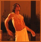 1/8 - f 3.1 - iso 200 - cavalletto
s5500
neat image - livelli in ps - maschera di contrasto - tonalit�/saturazione

L'attore sta danzando, il mosso in questo caso d� il senso dell'azione scenica. Il volto � a fuoco fino al mento.