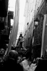 strada stretta durante la processione strada stretta durante la processione