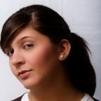 Poche pretese, sto leggendo un libro sull'illuminazione e seguendo un tutorial per la postproduzione... ho scelto il taglio quadrato perch� era l'unico valido...