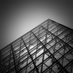 Piramide del Louvre