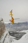 L'elicottero dopo aver scaricato 4 soccorritori torna velocemente in valle a fare un altra rotazione