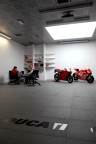 Uno scatto di contorno durante un'intervista, nella sede della casa bolognese a Borgo Panigale. sono uscito dalla porta per questa foto, di pi� non mi ci stava.