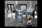 COLORI IGNORATI
Quante volte la rapidit�, le nostre corse quotidiane ci fanno perdere il gusto di soffermarci di fronte all'immensa quantit� di meravigliosi colori che la nostra vita ci offre? E' quello che ho raffigurato con questa mia ultima foto. Due passanti corrono di fronte a grandi opere d'arte e ignorando queste, entrano a far parte del grigiore che non ha colore e che � fermo e sempre immobile...