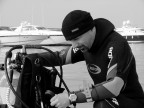 Un subacqueo controlla l'attrezzatura prima di caricarla a bordo del gommone che lo porter� sul punto d'immersione... Questo � uno di quei momenti in cui la concentrazione � al massimo perch� anche la pi� piccola svista pu� rovinare la giornata a lui e ai suoi compagni.