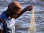 Pescatore al lavoro sul Victoria Lake (Kenya, may 2005)